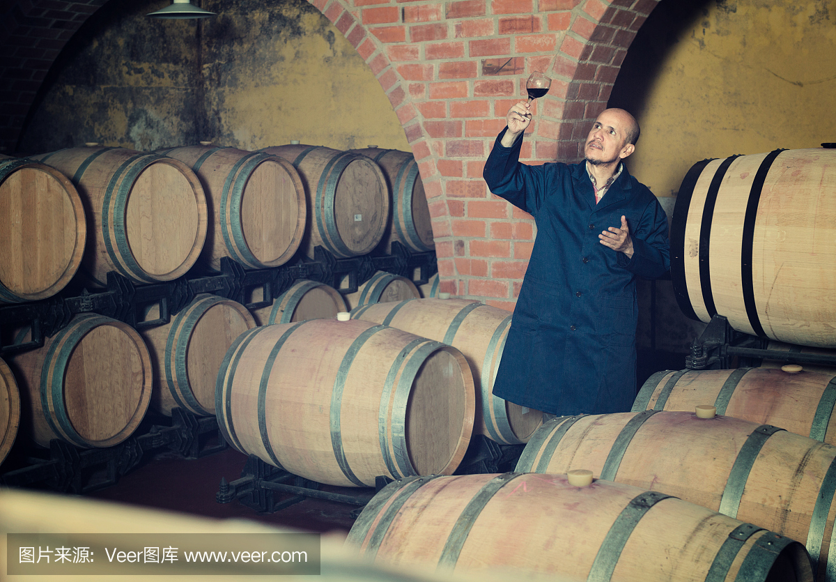 酒莊員工拿著酒