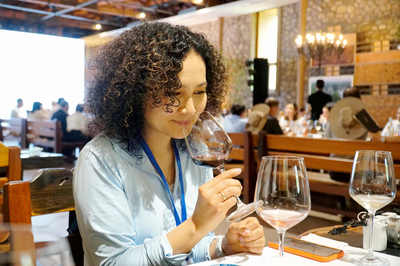 2022中國(guó)有約 中外媒體探訪寧夏，品味葡萄酒的